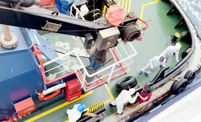 衞生工作人員從荷蘭籍郵輪「洪迪厄斯號」（MV Hondius）下船，該船載有近150人，於2026年5月4日周一仍停留在佛得角附近海域，此前船上懷疑爆發漢坦病毒疫情，導致三名乘客死亡，數人重病。(美聯社圖片/Qasem Elhato) AP圖片
