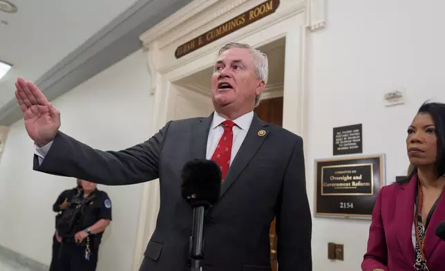 眾議院監督委員會主席、肯塔基州共和黨眾議員科默（James Comer）5月6日在華盛頓國會山莊，向記者講述質詢商務部長盧特尼克（Howard Lutnick）的過程，這是委員會調查性罪犯愛潑斯坦（Jeffrey Epstein）的一部分。(美聯社圖片/J. Scott Applewhite) AP圖片