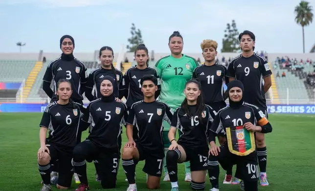 阿富汗女性團結隊（Afghan Women United）的成員在摩洛哥（Morocco）卡薩布蘭卡（Casablanca）與乍得（Chad）比賽前合影。這是她們自逃離國家後首次參加國際賽事。攝於2025年10月26日（周日）。 (美聯社圖片/Mosa'ab Elshamy 檔案照) AP圖片