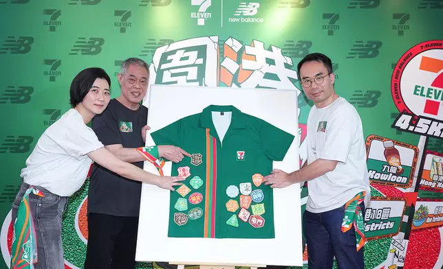 ：7-Eleven 首度舉辦「圍港7仔跑」，New Balance 代表（左）、北河同行創辦人陳灼明 (明哥) （中）、
  7-Eleven 香港及澳門常務董事雷理良（右）一同為「圍港 7 仔跑」揭開序幕。