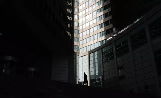 2026年5月4日周一，一名男子走近德國法蘭克福一間銀行的入口。(美聯社圖片/Michael Probst) AP圖片