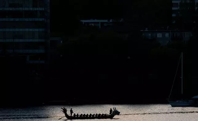 2026年5月4日周一，人們在俄勒岡州波特蘭為波特蘭玫瑰節龍舟賽練習划槳。(美聯社圖片/Jenny Kane) AP圖片