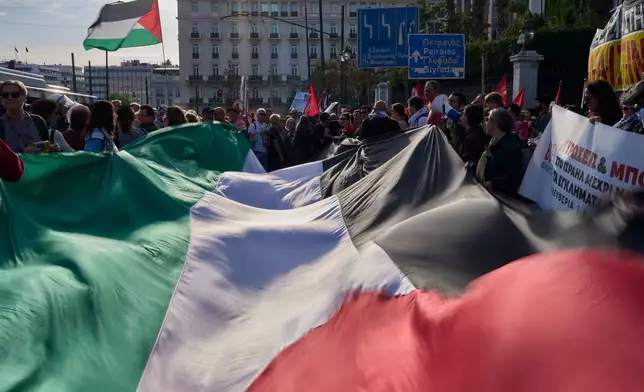 2026年4月30日周四，示威者在雅典（Athens）的希臘外交部外揮舞巨型巴勒斯坦旗幟，抗議以色列部隊在希臘水域附近截獲加沙援助船隻。(美聯社圖片/Petros Giannakouris) AP圖片