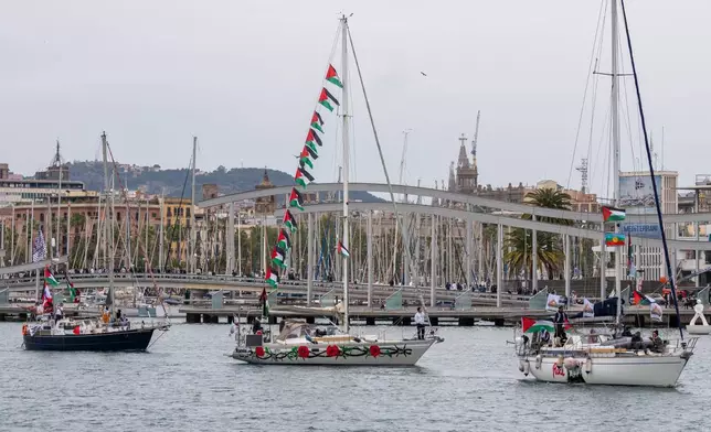 2026年4月12日周日，作為「全球堅韌船隊」（Global Sumud Flotilla）一部分，載有活動人士和人道援助物資的船隻在西班牙巴塞隆拿（Barcelona）港口進行象徵性送行時重新定位。(美聯社圖片/Joan Mateu Parra) AP圖片