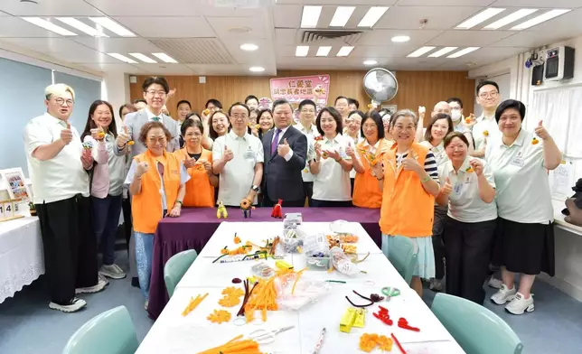 仁愛堂管理層帶領中國電力義工團隊參觀其總部設施。