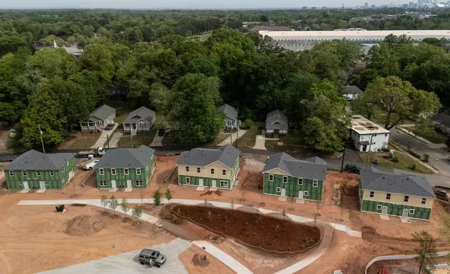 2026年4月13日，亞特蘭大（Atlanta）蘭斯頓公園（Langston Park）內可見正在興建的新房屋。(美聯社圖片/Mike Stewart) AP圖片