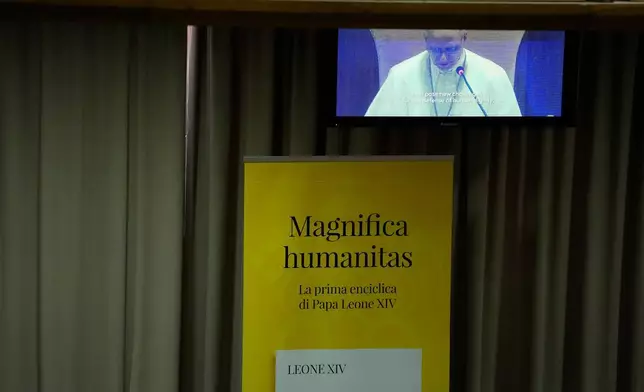 教宗良十四世（左）周一（2026年5月25日）在梵蒂岡出席其首份通諭《Magnifica Humanitas：論人工智能時代保障人類》的發布會。(美聯社圖片/Alessandra Tarantino) AP圖片