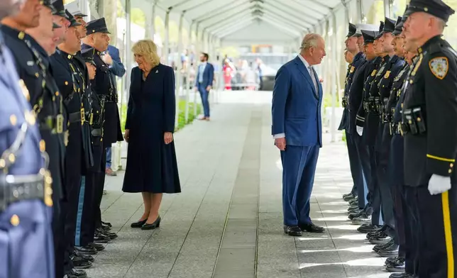 英王查理斯三世（右）與卡米拉王后，2026年4月29日周三在紐約911紀念館，向第一線應變人員致意。(美聯社圖片/Yuki Iwamura, Pool) AP圖片