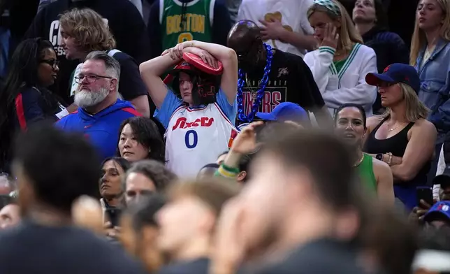 2026年4月24日周五，一名費城76人隊球迷在費城舉行的NBA季後賽第一圈第三場對陣波士頓塞爾特人隊的比賽最後一分鐘時作出反應。(美聯社圖片/Matt Slocum) AP圖片