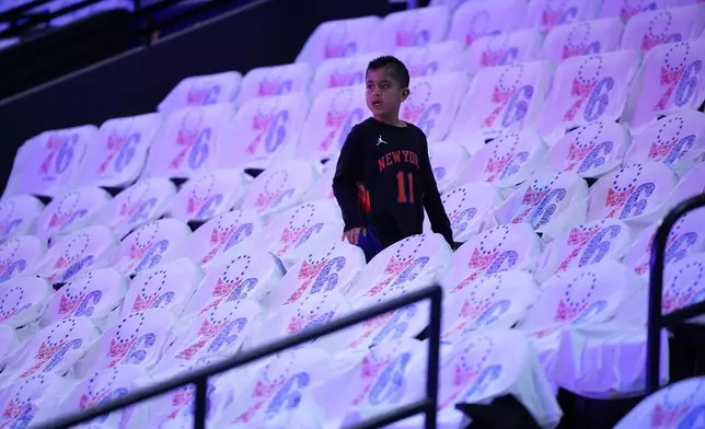 2026年5月8日，費城，一名紐約人球迷在對陣費城76人的NBA季後賽第二圈第三場賽事前熱身期間走過座位。(美聯社圖片/Matt Slocum) AP圖片