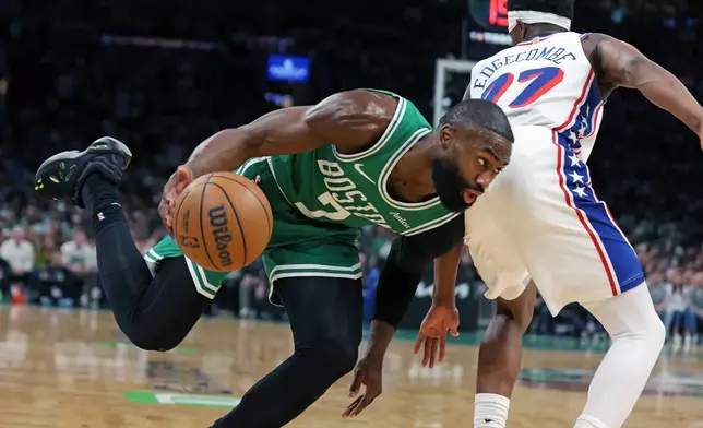 (美聯社圖片/Jim Davis) 波士頓塞爾特人隊的謝倫布朗（Jaylen Brown）在2026年5月2日周六於波士頓舉行的NBA季後賽首圈第七場上半場，運球突破費城76人隊的V.J.艾治甘比（V.J. Edgecombe）。 AP圖片