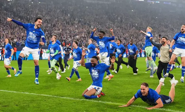 2026年5月2日，德國基爾辛基（Gelsenkirchen），史浩克04（FC Schalke 04）在主場擊敗杜塞爾多夫（Fortuna Duesseldorf）後，成功升班德甲（German Bundesliga），史浩克04球員基蘭卡拉曼（Kenan Karaman）（左）與隊友慶祝。(美聯社圖片/Martin Meissner) AP圖片