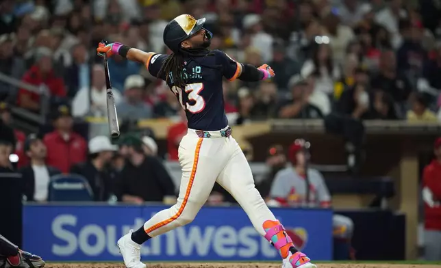 聖地牙哥教士球員費蘭度塔提斯二世（Fernando Tatis Jr.）在2026年5月8日周五於聖地牙哥舉行的棒球賽中，對陣聖路易紅雀的第七局飛球出局後作出反應。(美聯社圖片/Gregory Bull) AP圖片