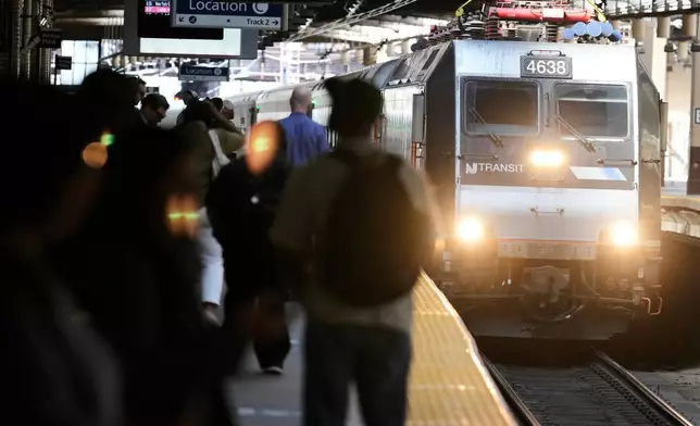 資料圖片：一列新澤西運輸公司列車於2025年5月20日周二駛離新澤西州紐瓦克賓夕法尼亞車站。(美聯社圖片/Seth Wenig) AP圖片