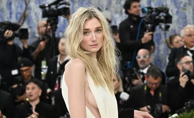 伊莉莎白戴比基（Elizabeth Debicki）周一（2026年5月4日）抵達紐約大都會藝術博物館服裝學院慈善晚宴，慶祝「服裝藝術」展覽開幕。（美聯社圖片/Evan Agostini/Invision） AP圖片