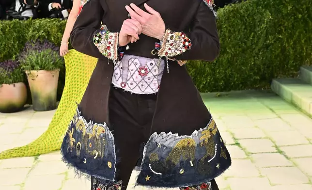 哈米甚鮑爾斯（Hamish Bowles）於2026年5月4日周一，抵達紐約大都會藝術博物館服裝學院慈善晚宴，慶祝「服裝藝術」展覽開幕。(美聯社圖片/Evan Agostini) AP圖片