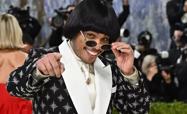 安德森帕克（Anderson .Paak）周一（2026年5月4日）抵達紐約大都會藝術博物館服裝學院慈善晚宴，慶祝「服裝藝術」展覽開幕。（美聯社圖片/Evan Agostini/Invision） AP圖片