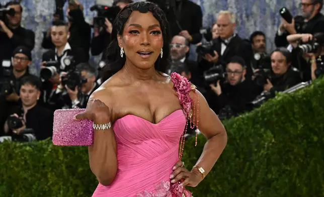 安芝娜芭莎（Angela Bassett）周一（2026年5月4日）抵達紐約大都會藝術博物館服裝學院慈善晚宴，慶祝「服裝藝術」展覽開幕。（美聯社圖片/Evan Agostini/Invision） AP圖片