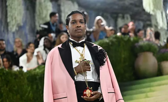 A$AP Rocky於2026年5月4日周一，抵達紐約大都會藝術博物館服裝學院慈善晚宴，慶祝「服裝藝術」展覽開幕。(美聯社圖片/Evan Agostini) AP圖片