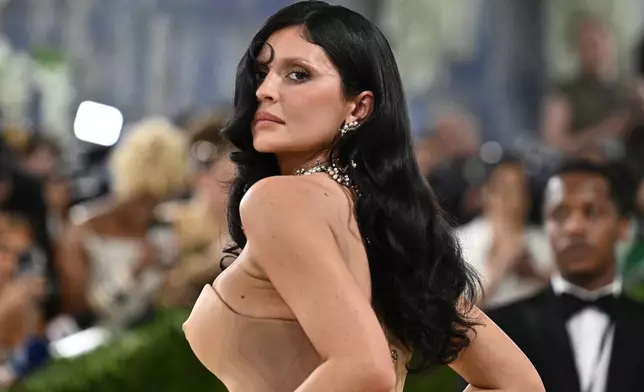 凱莉珍娜（Kylie Jenner）周一（2026年5月4日）抵達紐約大都會藝術博物館服裝學院慈善晚宴，慶祝「服裝藝術」展覽開幕。（美聯社圖片/Evan Agostini/Invision） AP圖片