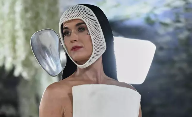 凱蒂佩芮（Katy Perry）周一（2026年5月4日）抵達紐約大都會藝術博物館服裝學院慈善晚宴，慶祝「服裝藝術」展覽開幕。（美聯社圖片/Evan Agostini/Invision） AP圖片
