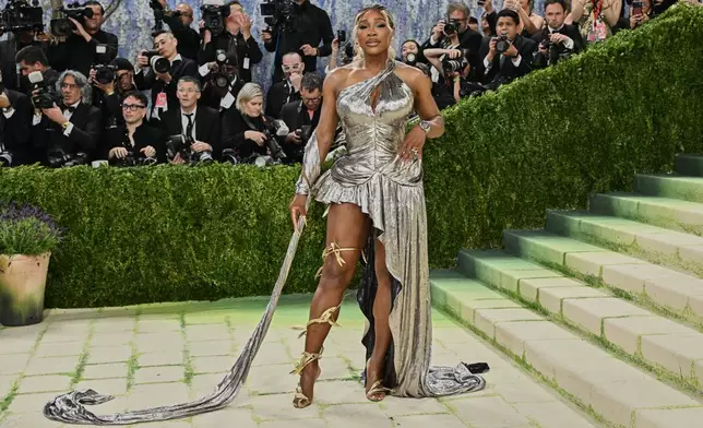 莎蓮娜威廉絲（Serena Williams）周一（2026年5月4日）抵達紐約大都會藝術博物館服裝學院慈善晚宴，慶祝「服裝藝術」展覽開幕。（美聯社圖片/Evan Agostini/Invision） AP圖片