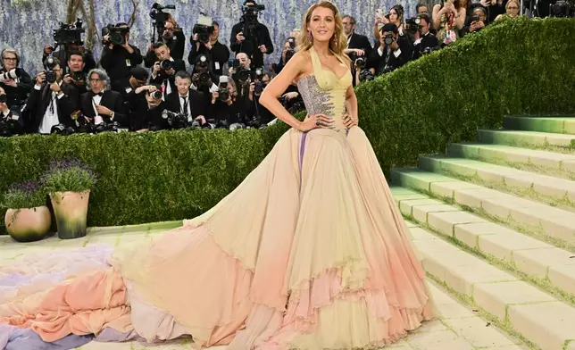 碧琪麗芙莉（Blake Lively）周一（2026年5月4日）抵達紐約大都會藝術博物館服裝學院慈善晚宴，慶祝「服裝藝術」展覽開幕。（美聯社圖片/Evan Agostini/Invision） AP圖片