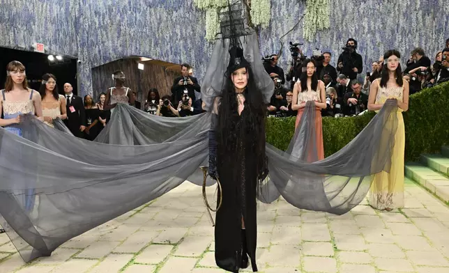麥當娜（Madonna）周一（2026年5月4日）抵達紐約大都會藝術博物館服裝學院慈善晚宴，慶祝「服裝藝術」展覽開幕。（美聯社圖片/Evan Agostini/Invision） AP圖片