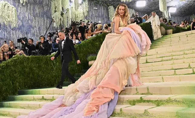 布蕾克萊芙莉（Blake Lively）周一（2026年5月4日）抵達紐約大都會藝術博物館服裝學院的慈善晚會，慶祝「服裝藝術」展覽開幕。（美聯社圖片/Evan Agostini/Invision） AP圖片
