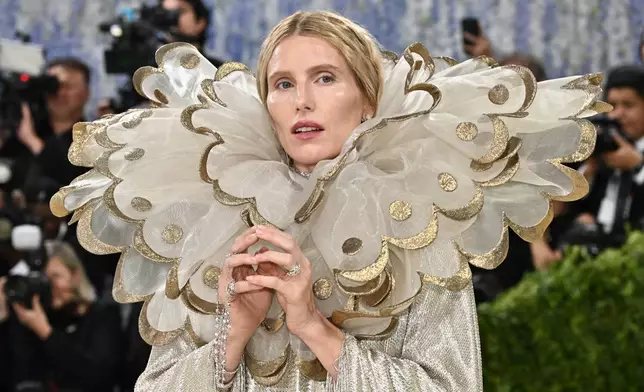 德麗海明威（Dree Hemingway）周一（2026年5月4日）抵達紐約大都會藝術博物館服裝學院的慈善晚會，慶祝「服裝藝術」展覽開幕。（美聯社圖片/Evan Agostini/Invision） AP圖片