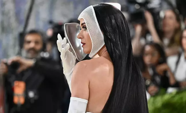 凱蒂佩芮（Katy Perry）周一（2026年5月4日）抵達紐約大都會藝術博物館服裝學院的慈善晚會，慶祝「服裝藝術」展覽開幕。（美聯社圖片/Evan Agostini/Invision） AP圖片