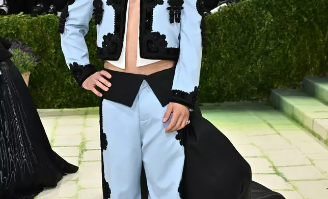 赫臣威廉斯（Hudson Williams）周一（2026年5月4日）抵達紐約大都會藝術博物館服裝學院的慈善晚會，慶祝「服裝藝術」展覽開幕。（美聯社圖片/Evan Agostini/Invision） AP圖片