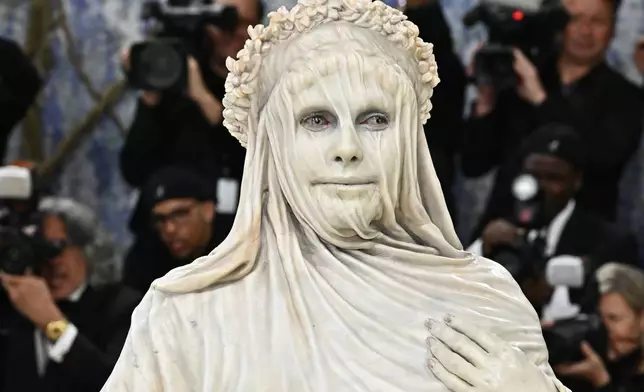 海迪克隆（Heidi Klum）周一（2026年5月4日）抵達紐約大都會藝術博物館服裝學院的慈善晚會，慶祝「服裝藝術」展覽開幕。（美聯社圖片/Evan Agostini/Invision） AP圖片