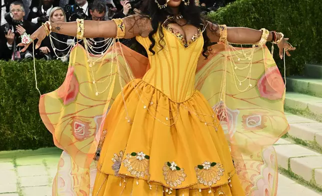 莎莎（SZA）周一（2026年5月4日）抵達紐約大都會藝術博物館服裝學院的慈善晚會，慶祝「服裝藝術」展覽開幕。（美聯社圖片/Evan Agostini/Invision） AP圖片