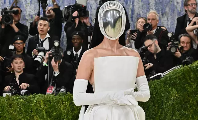 凱蒂佩芮（Katy Perry）周一（2026年5月4日）抵達紐約大都會藝術博物館服裝學院慈善晚宴，慶祝「服裝藝術」展覽開幕。（美聯社圖片/Evan Agostini/Invision） AP圖片