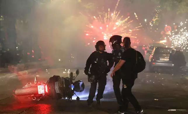 警方嘗試驅散巴黎聖日耳門球迷。巴黎聖日耳門在布達佩斯舉行的歐聯決賽中擊敗阿仙奴奪冠後，球迷於周六（2026年5月30日）在巴黎慶祝，並燃放煙花。(美聯社圖片/Thomas Padilla) AP圖片