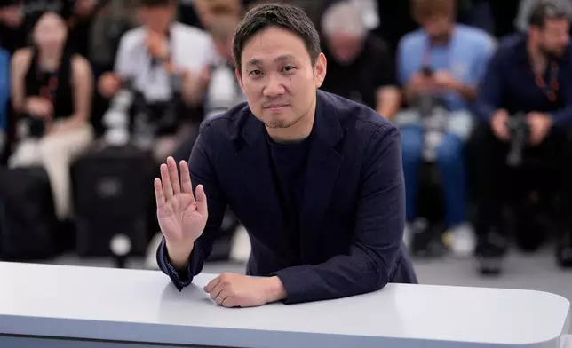 導演濱口龍介於2026年5月16日周六，在法國南部康城舉行的第79屆國際電影節期間，出席電影《突如其來》的拍照環節。(美聯社圖片/John Locher) AP圖片