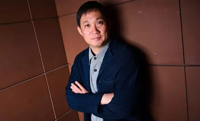 導演濱口龍介於2026年5月18日周一，在法國南部康城舉行的第79屆國際電影節期間，為電影《突如其來》拍攝肖像照。(美聯社圖片/Scott A Garfitt/Invision) AP圖片