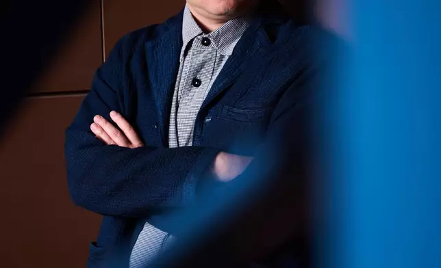 導演濱口龍介於2026年5月18日周一，在法國南部康城舉行的第79屆國際電影節期間，為電影《突如其來》拍攝肖像照。(美聯社圖片/Scott A Garfitt/Invision) AP圖片