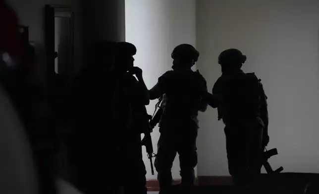 菲律賓士兵於2026年5月13日周三，在菲律賓帕賽市的菲律賓參議院走廊交火。(美聯社圖片/Aaron Favila) AP圖片