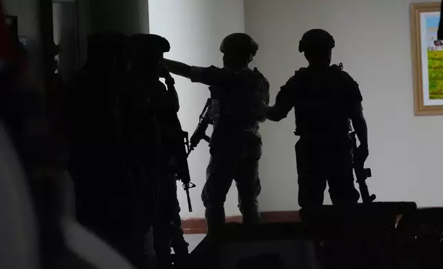 菲律賓士兵於2026年5月13日周三，在菲律賓帕賽市的菲律賓參議院走廊交火。(美聯社圖片/Aaron Favila) AP圖片