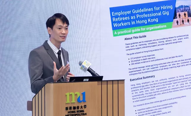 人文社會科學院助理教授鄺偉文博士分享研究成果，並提出設立官方專業配對平台等多項政策建議。