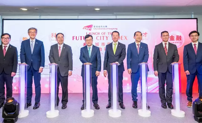 城大首次發布「未來城市指數 2025」。香港特區政府勞工及福利局局長孫玉菡（左四）、城大校董會主席魏明德教授（右四）、城大署理校長李振聲教授（左三）、引進重點企業辦公室主任任景信（左二）、立法會議員梁子穎（右二），聯時城大高級副校長（創新及企業）楊夢甦教授（右三）、協理副校長（創新）兼城大創新學院院長謝智剛教授（左一）、城大創新學院「全球人才流動數據中心」總監王小輝教授（右一）主持啟動儀式。