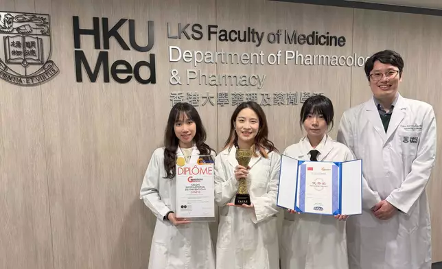 港大醫學院全球首創的「納米乾粉鼻噴劑」於「第51屆日內瓦國際發明展」榮獲「特別大獎Prize of the Chinese Delegation」及「評判特別嘉許金獎」。周聖峰教授（右一）、邵子桐博士（左二）與研究團隊合照。