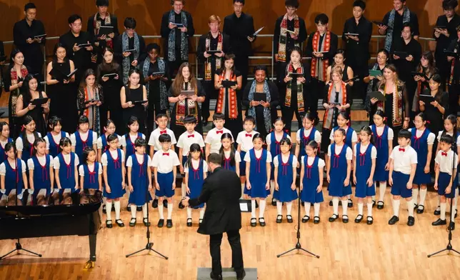 Thornton Chamber Singers、NOĒMA 及香港兒童合唱團在舞台上同台和唱《XII》。