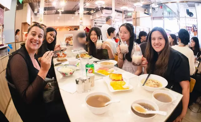 Thornton Chamber Singers 團員與香港大學生在茶餐廳品嚐本地特色餐點。