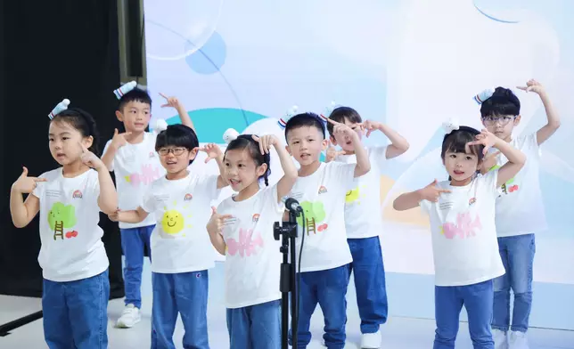 聖雅各福群會寶翠園幼稚園幼兒中心學生在開幕禮上表演「刷牙歌」