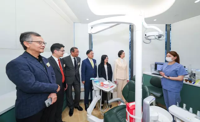 牙科衞生員為開幕禮嘉賓講解診所內的專業牙科設備