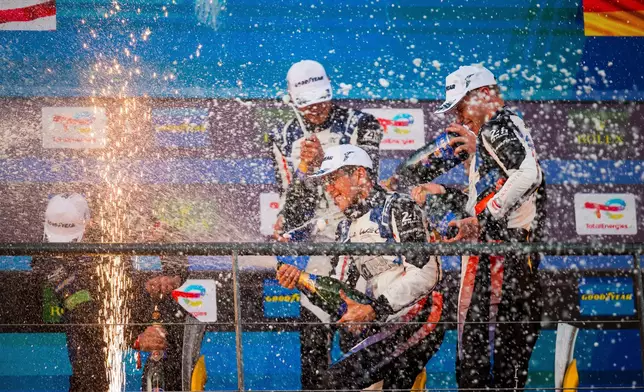 區天駿與隊友在領獎台上開香檳慶祝獲得首個 FIA 世界耐力錦標賽分站冠軍