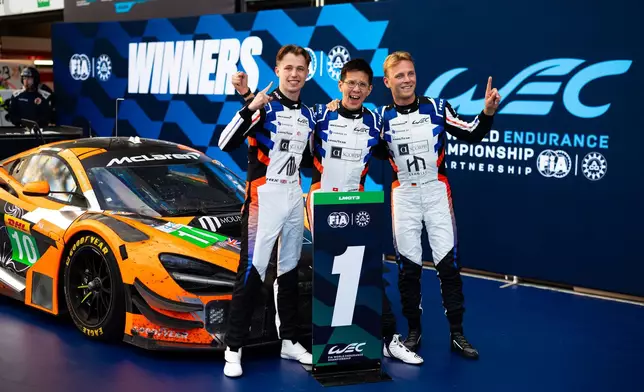 區天駿與隊友 Marvin Kirchhöfer 及 Thomas Fleming 於麥拿倫賽車旁慶祝奪得 WEC 比利時站冠軍